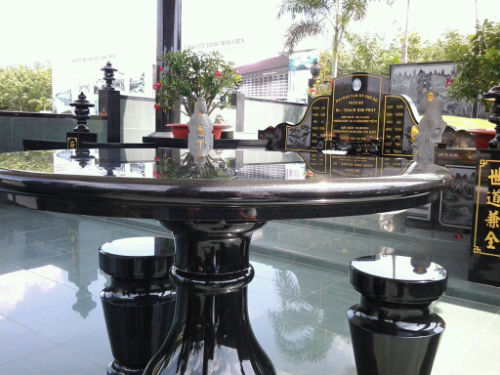 Bộ[-]bàn[-]ghế[-]và[-]nhiều[-]đồ[-]nội[-]thất[-]bên[-]trong[-]được[-]làm[-]bằng[-]loại[-]đá[-]hoa[-]cương[-]rất[-]mắc[-]tiền.[-]Nhà[-]mồ[-]lúc[-]nào[-]cũng[-]được[-]lau[-]chùi[-]sạch[-]bóng